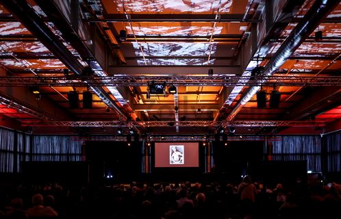 Bis in die 1960er Jahre sortierten Bergleute in der Lesebandhalle die großen Gesteinsstücke von Hand aus der Rohkohle heraus, heute ist die Halle 12 Eventlocation und Foyer für Messen, Kongresse und Konzerte.

Die Halle 12 kann für Veranstaltungen angemietet werden. Kontakt: Stiftung Zollverein, Tel 0201 246 81-355, locations@zollverein.de.

Halle 12, UNESCO-Welterbe Zollverein, Essen