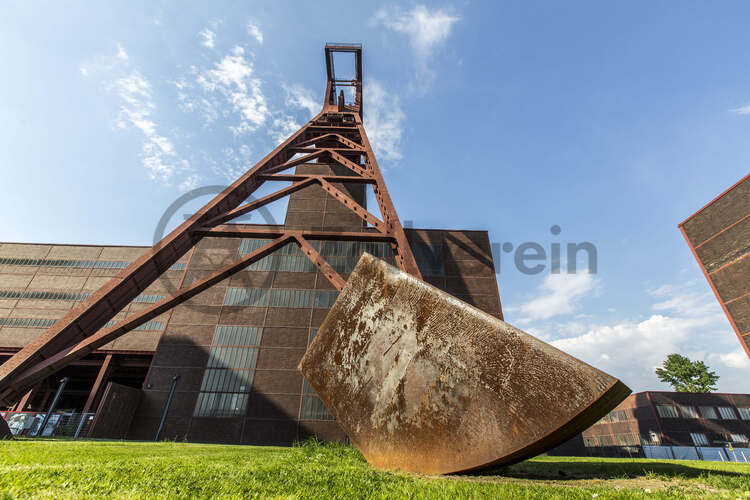 Tonnenschwer und unscheinbar ruht Alf Lechners Skulptur „Konstellation D4“ auf der Wiese vor der Halle 4 in unmittelbarer Nähe des berühmten Doppelbock-Fördergerüsts. Die Skulptur aus der Werkgruppe „Konstellation D1–D8“ steht in einem Winkel von 45 Grad zum rechteckigen Grundriss der Zechengebäude. Sie durchbricht die beiden Achsen, an denen die Anlagen ausgerichtet sind und lenkt den Blick des Betrachters dadurch fast automatisch in Richtung des Doppelbock-Fördergerüsts.

Das südliche Fördermaschinenhaus beherbergte zu Betriebszeiten der Zeche eine der insgesamt zwei Fördermaschinen der Schachtanlage Zollverein XII. Nach der Dach- und Fachsanierung wird es für eine Gastronomie mit Veranstaltungsraum umgebaut.
Halle 4 / The Mine, UNESCO-Welterbe Zollverein, Essen