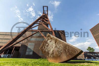 Tonnenschwer und unscheinbar ruht Alf Lechners Skulptur „Konstellation D4“ auf der Wiese vor der Halle 4 in unmittelbarer Nähe des berühmten Doppelbock-Fördergerüsts. Die Skulptur aus der Werkgruppe „Konstellation D1–D8“ steht in einem Winkel von 45 Grad zum rechteckigen Grundriss der Zechengebäude. Sie durchbricht die beiden Achsen, an denen die Anlagen ausgerichtet sind und lenkt den Blick des Betrachters dadurch fast automatisch in Richtung des Doppelbock-Fördergerüsts.

Das südliche Fördermaschinenhaus beherbergte zu Betriebszeiten der Zeche eine der insgesamt zwei Fördermaschinen der Schachtanlage Zollverein XII. Nach der Dach- und Fachsanierung wird es für eine Gastronomie mit Veranstaltungsraum umgebaut.