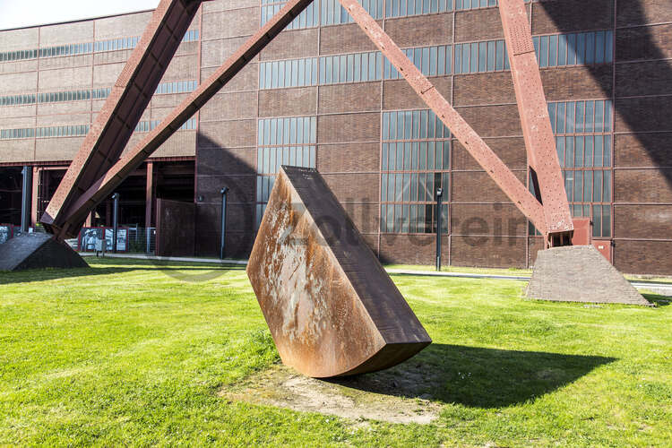 Tonnenschwer und unscheinbar ruht Alf Lechners Skulptur „Konstellation D4“ auf der Wiese vor der Halle 4 in unmittelbarer Nähe des berühmten Doppelbock-Fördergerüsts. Die Skulptur aus der Werkgruppe „Konstellation D1–D8“ steht in einem Winkel von 45 Grad zum rechteckigen Grundriss der Zechengebäude. Sie durchbricht die beiden Achsen, an denen die Anlagen ausgerichtet sind und lenkt den Blick des Betrachters dadurch fast automatisch in Richtung des Doppelbock-Fördergerüsts.

Das südliche Fördermaschinenhaus beherbergte zu Betriebszeiten der Zeche eine der insgesamt zwei Fördermaschinen der Schachtanlage Zollverein XII. Nach der Dach- und Fachsanierung wird es für eine Gastronomie mit Veranstaltungsraum umgebaut.
Halle 4 / The Mine, UNESCO-Welterbe Zollverein, Essen