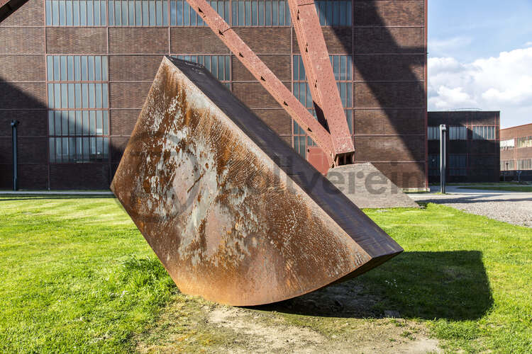 Tonnenschwer und unscheinbar ruht Alf Lechners Skulptur „Konstellation D4“ auf der Wiese vor der Halle 4 in unmittelbarer Nähe des berühmten Doppelbock-Fördergerüsts. Die Skulptur aus der Werkgruppe „Konstellation D1–D8“ steht in einem Winkel von 45 Grad zum rechteckigen Grundriss der Zechengebäude. Sie durchbricht die beiden Achsen, an denen die Anlagen ausgerichtet sind und lenkt den Blick des Betrachters dadurch fast automatisch in Richtung des Doppelbock-Fördergerüsts.

Das südliche Fördermaschinenhaus beherbergte zu Betriebszeiten der Zeche eine der insgesamt zwei Fördermaschinen der Schachtanlage Zollverein XII. Nach der Dach- und Fachsanierung wird es für eine Gastronomie mit Veranstaltungsraum umgebaut.
Halle 4 / The Mine, UNESCO-Welterbe Zollverein, Essen