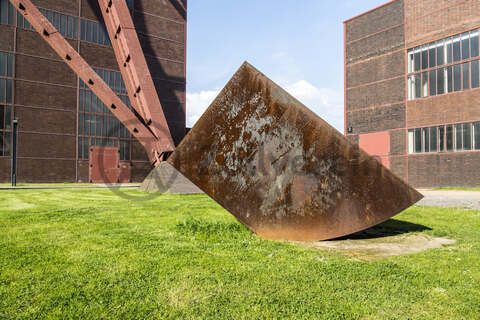 Tonnenschwer und unscheinbar ruht Alf Lechners Skulptur „Konstellation D4“ auf der Wiese vor der Halle 4 in unmittelbarer Nähe des berühmten Doppelbock-Fördergerüsts. Die Skulptur aus der Werkgruppe „Konstellation D1–D8“ steht in einem Winkel von 45 Grad zum rechteckigen Grundriss der Zechengebäude. Sie durchbricht die beiden Achsen, an denen die Anlagen ausgerichtet sind und lenkt den Blick des Betrachters dadurch fast automatisch in Richtung des Doppelbock-Fördergerüsts.

Das südliche Fördermaschinenhaus beherbergte zu Betriebszeiten der Zeche eine der insgesamt zwei Fördermaschinen der Schachtanlage Zollverein XII. Nach der Dach- und Fachsanierung wird es für eine Gastronomie mit Veranstaltungsraum umgebaut.
Halle 4 / The Mine, UNESCO-Welterbe Zollverein, Essen