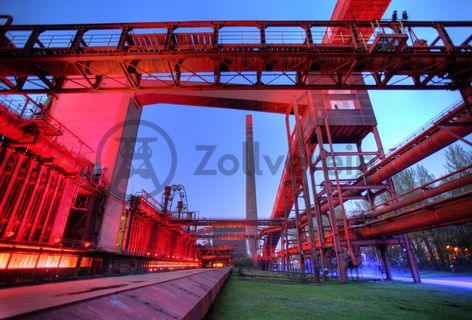 Jede Nacht verwandelt sich die Kokerei Zollverein seit 1999 in ein Kunstwerk, wenn mit Einbruch der Dämmerung die Lichtinstallation „Monochromatic Red and Blue“ von Jonathan Speirs und Mark Major Teile der stillgelegten Anlagen in rotes und blaues Licht taucht.

Die 600 Meter langen Koksofenbatterien mit 304 schmalen Koksöfen gehören zu der sogenannten „schwarzen Seite“ der Kokerei. Dort wurden von 1961 bis 1993 rund um die Uhr täglich 12.000 Tonnen Kohle zu Koks „gebacken“. Besucher können diesen Teil der Anlage im Rahmen einer Führung des Denkmalpfads Zollverein erkunden.
Koksofenbatterien, UNESCO-Welterbe Zollverein