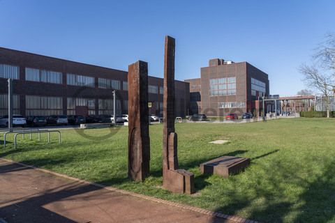 Auf der „Kunstwiese“ gegenüber der Halle 6 stehen drei Werke des Bildhauers Ansgar Nierhoff im Dialog mit der Architektur und dem Außengelände des Welterbes Zollverein: Eine zweiteilige Standskulptur, eine Blockskulptur und die Skulptur „Das Paar“. Die knapp einen halben Meter flache Bodenskulptur „Von einem Block“ und die 3,40 Meter hohe zweiteilige Standskulptur sind unabhängig voneinander entstanden. Durch die gemeinsame Platzierung auf der „Kunstwiese“ erhalten die beiden Arbeiten aus Stahl einen neuen Kontext: Sie korrespondieren mit den Sichtachsen der Zeche, die für die Industriearchitekten Fritz Schupp und Martin Kremmer ein zentrales Gestaltungselement waren.

Die ehemalige Elektrowerkstatt, Halle 6, ist heute Veranstaltungshalle und beherbergt die Büroräume einer Kreativagentur.

Die Halle 6 kann für Veranstaltungen angemietet werden. Kontakt: Stiftung Zollverein, Tel 0201 246 81-355, locations@zollverein.de.
Halle 6, UNESCO-Welterbe Zollverein, Essen