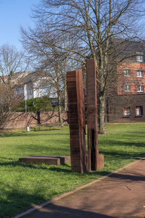 Auf der „Kunstwiese“ gegenüber der Halle 6 stehen drei Werke des Bildhauers Ansgar Nierhoff im Dialog mit der Architektur und dem Außengelände des Welterbes Zollverein: Eine zweiteilige Standskulptur, eine Blockskulptur und die Skulptur „Das Paar“. Die knapp einen halben Meter flache Bodenskulptur „Von einem Block“ und die 3,40 Meter hohe zweiteilige Standskulptur sind unabhängig voneinander entstanden. Durch die gemeinsame Platzierung auf der „Kunstwiese“ erhalten die beiden Arbeiten aus Stahl einen neuen Kontext: Sie korrespondieren mit den Sichtachsen der Zeche, die für die Industriearchitekten Fritz Schupp und Martin Kremmer ein zentrales Gestaltungselement waren.

Die ehemalige Elektrowerkstatt, Halle 6, ist heute Veranstaltungshalle und beherbergt die Büroräume einer Kreativagentur.

Die Halle 6 kann für Veranstaltungen angemietet werden. Kontakt: Stiftung Zollverein, Tel 0201 246 81-355, locations@zollverein.de.
Halle 6, UNESCO-Welterbe Zollverein, Essen