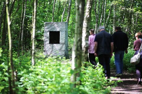 Die birkenbewachsene Halde zwischen Zollverein Schacht XII und der Kokerei Zollverein ist ein fast märchenhafter Ort. Fünf Steinskulpturen des Bildhauers Ulrich Rückriem treffen dort auf einzigartige Industriearchitektur, verzweigte Wege und die Vergangenheit der Montanindustrie.

Ab 1928 entstand die Halde der Zeche Zollverein auf dem Schacht XII. Nach der Stilllegung des Bergwerks 1986 wurde sie Naherholungsgebiet, Skulpturenpark und Lebensraum für viele Pflanzen- und Tierarten. 
Zeche und Kokerei, UNESCO-Welterbe Zollverein, Essen