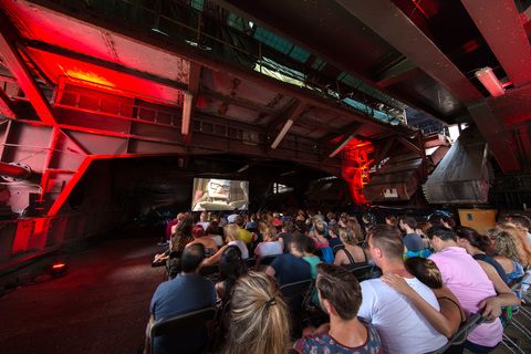 In den NRW-Sommerferien wird das Areal unter der Druckmaschine auf der Kokerei wieder zum Freiluftkino, in dem Spielfilme gezeigt werden.