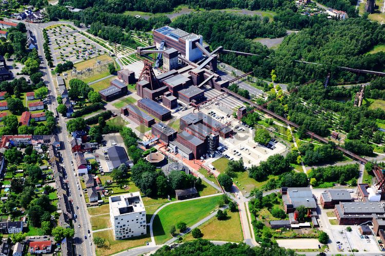 Die Zentralschachtanlage Zollverein XII wurde 1932 in Betrieb genommen und zählte bis zu ihrer Stilllegung 1986 zu den größten und leistungsstärksten Steinkohlenzechen weltweit. Das Meisterwerk der Bergbauarchitektur, geschaffen von den Visionären Fritz Schupp und Martin Kremmer, galt von Beginn an als „schönste Zeche der Welt“.

Die Gründungsschachtanlage 1/2/8 war von 1851 bis 1986 in Betrieb und beherbergte u. a. die Sozialräume der Bergleute. Sie wurde im Stil des Historismus errichtet und spiegelt die Hauptepoche des Steinkohlebergbaus im Ruhrgebiet wider.