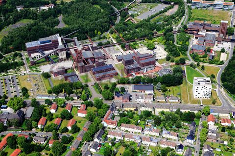 Die Zentralschachtanlage Zollverein XII wurde 1932 in Betrieb genommen und zählte bis zu ihrer Stilllegung 1986 zu den größten und leistungsstärksten Steinkohlenzechen weltweit. Das Meisterwerk der Bergbauarchitektur, geschaffen von den Visionären Fritz Schupp und Martin Kremmer, galt von Beginn an als „schönste Zeche der Welt“.

Die Gründungsschachtanlage 1/2/8 war von 1851 bis 1986 in Betrieb und beherbergte u. a. die Sozialräume der Bergleute. Sie wurde im Stil des Historismus errichtet und spiegelt die Hauptepoche des Steinkohlebergbaus im Ruhrgebiet wider.