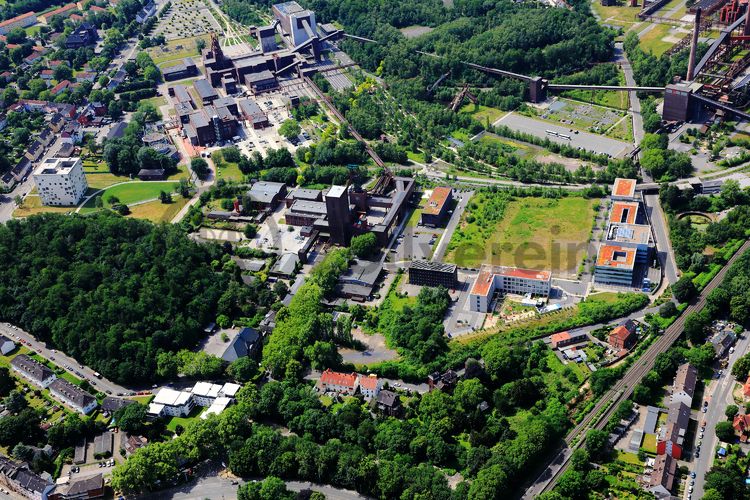 Die Zentralschachtanlage Zollverein XII wurde 1932 in Betrieb genommen und zählte bis zu ihrer Stilllegung 1986 zu den größten und leistungsstärksten Steinkohlenzechen weltweit. Das Meisterwerk der Bergbauarchitektur, geschaffen von den Visionären Fritz Schupp und Martin Kremmer, galt von Beginn an als „schönste Zeche der Welt“.

Die Gründungsschachtanlage 1/2/8 war von 1851 bis 1986 in Betrieb und beherbergte u. a. die Sozialräume der Bergleute. Sie wurde im Stil des Historismus errichtet und spiegelt die Hauptepoche des Steinkohlebergbaus im Ruhrgebiet wider.