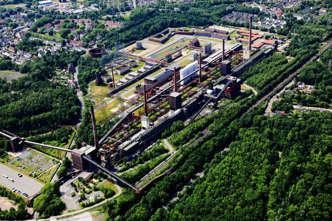 Die Kokerei Zollverein wurde von 1957 bis 1961 errichtet. Nach einer Erweiterung war die Anlage seit 1973 bis zur Stilllegung 1993 die größte Zentralkokerei Europas.