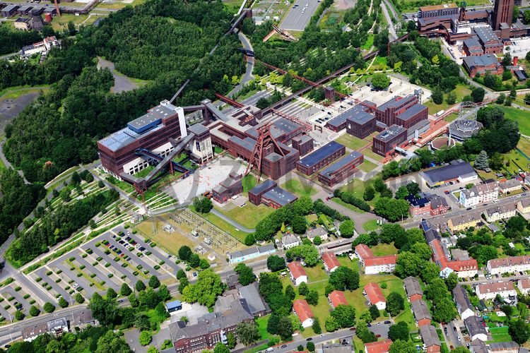 Die Zentralschachtanlage Zollverein XII wurde 1932 in Betrieb genommen und zählte bis zu ihrer Stilllegung 1986 zu den größten und leistungsstärksten Steinkohlenzechen weltweit. Das Meisterwerk der Bergbauarchitektur, geschaffen von den Visionären Fritz Schupp und Martin Kremmer, galt von Beginn an als „schönste Zeche der Welt“.

Die Gründungsschachtanlage 1/2/8 war von 1851 bis 1986 in Betrieb und beherbergte u. a. die Sozialräume der Bergleute. Sie wurde im Stil des Historismus errichtet und spiegelt die Hauptepoche des Steinkohlebergbaus im Ruhrgebiet wider.