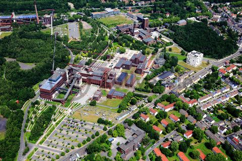 Die Zentralschachtanlage Zollverein XII wurde 1932 in Betrieb genommen und zählte bis zu ihrer Stilllegung 1986 zu den größten und leistungsstärksten Steinkohlenzechen weltweit. Das Meisterwerk der Bergbauarchitektur, geschaffen von den Visionären Fritz Schupp und Martin Kremmer, galt von Beginn an als „schönste Zeche der Welt“.

Die Gründungsschachtanlage 1/2/8 war von 1851 bis 1986 in Betrieb und beherbergte u. a. die Sozialräume der Bergleute. Sie wurde im Stil des Historismus errichtet und spiegelt die Hauptepoche des Steinkohlebergbaus im Ruhrgebiet wider.