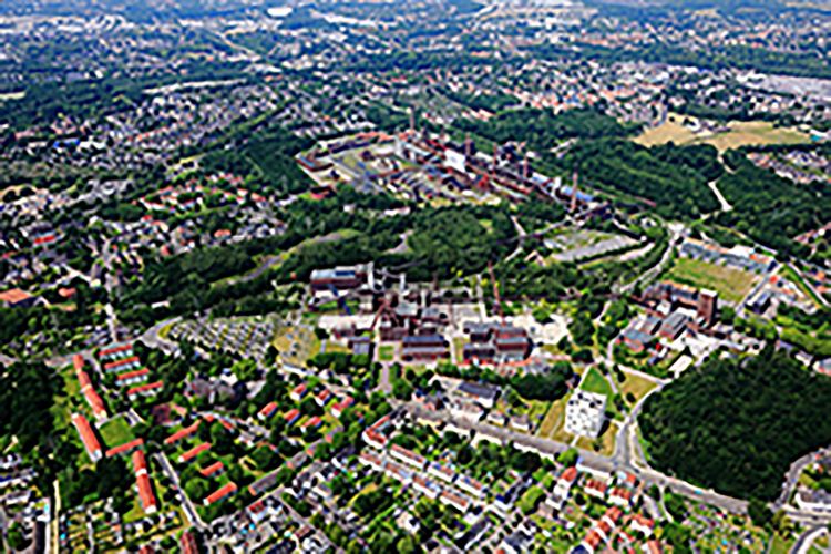 Die Zentralschachtanlage Zollverein XII wurde 1932 in Betrieb genommen und zählte bis zu ihrer Stilllegung 1986 zu den größten und leistungsstärksten Steinkohlenzechen weltweit. Das Meisterwerk der Bergbauarchitektur, geschaffen von den Visionären Fritz Schupp und Martin Kremmer, galt von Beginn an als „schönste Zeche der Welt“.

Die Gründungsschachtanlage 1/2/8 war von 1851 bis 1986 in Betrieb und beherbergte u. a. die Sozialräume der Bergleute. Sie wurde im Stil des Historismus errichtet und spiegelt die Hauptepoche des Steinkohlebergbaus im Ruhrgebiet wider.