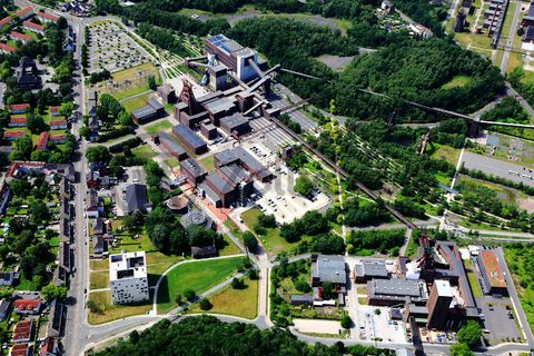 Die Zentralschachtanlage Zollverein XII wurde 1932 in Betrieb genommen und zählte bis zu ihrer Stilllegung 1986 zu den größten und leistungsstärksten Steinkohlenzechen weltweit. Das Meisterwerk der Bergbauarchitektur, geschaffen von den Visionären Fritz Schupp und Martin Kremmer, galt von Beginn an als „schönste Zeche der Welt“.

Die Gründungsschachtanlage 1/2/8 war von 1851 bis 1986 in Betrieb und beherbergte u. a. die Sozialräume der Bergleute. Sie wurde im Stil des Historismus errichtet und spiegelt die Hauptepoche des Steinkohlebergbaus im Ruhrgebiet wider.