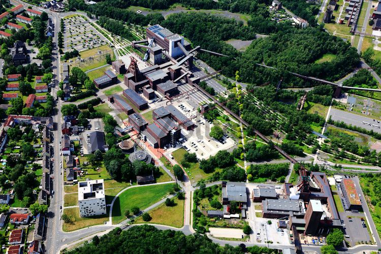 Die Zentralschachtanlage Zollverein XII wurde 1932 in Betrieb genommen und zählte bis zu ihrer Stilllegung 1986 zu den größten und leistungsstärksten Steinkohlenzechen weltweit. Das Meisterwerk der Bergbauarchitektur, geschaffen von den Visionären Fritz Schupp und Martin Kremmer, galt von Beginn an als „schönste Zeche der Welt“.

Die Gründungsschachtanlage 1/2/8 war von 1851 bis 1986 in Betrieb und beherbergte u. a. die Sozialräume der Bergleute. Sie wurde im Stil des Historismus errichtet und spiegelt die Hauptepoche des Steinkohlebergbaus im Ruhrgebiet wider.