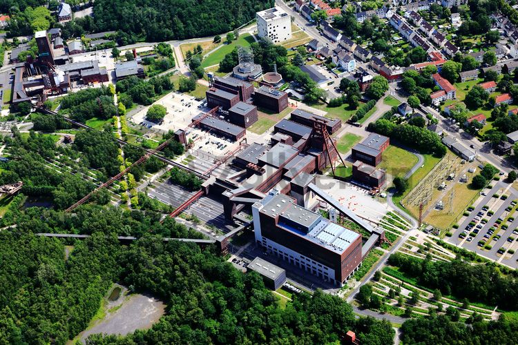 Die Zentralschachtanlage Zollverein XII wurde 1932 in Betrieb genommen und zählte bis zu ihrer Stilllegung 1986 zu den größten und leistungsstärksten Steinkohlenzechen weltweit. Das Meisterwerk der Bergbauarchitektur, geschaffen von den Visionären Fritz Schupp und Martin Kremmer, galt von Beginn an als „schönste Zeche der Welt“.

Die Gründungsschachtanlage 1/2/8 war von 1851 bis 1986 in Betrieb und beherbergte u. a. die Sozialräume der Bergleute. Sie wurde im Stil des Historismus errichtet und spiegelt die Hauptepoche des Steinkohlebergbaus im Ruhrgebiet wider.