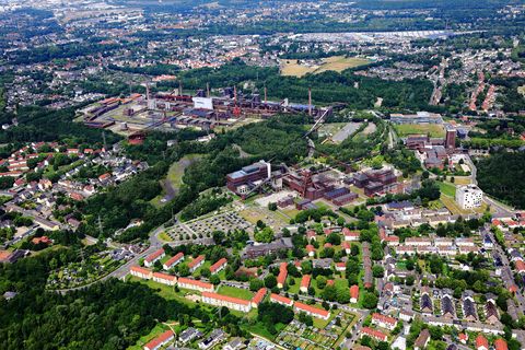 Die Zentralschachtanlage Zollverein XII wurde 1932 in Betrieb genommen und zählte bis zu ihrer Stilllegung 1986 zu den größten und leistungsstärksten Steinkohlenzechen weltweit. Das Meisterwerk der Bergbauarchitektur, geschaffen von den Visionären Fritz Schupp und Martin Kremmer, galt von Beginn an als „schönste Zeche der Welt“.

Die Gründungsschachtanlage 1/2/8 war von 1851 bis 1986 in Betrieb und beherbergte u. a. die Sozialräume der Bergleute. Sie wurde im Stil des Historismus errichtet und spiegelt die Hauptepoche des Steinkohlebergbaus im Ruhrgebiet wider.