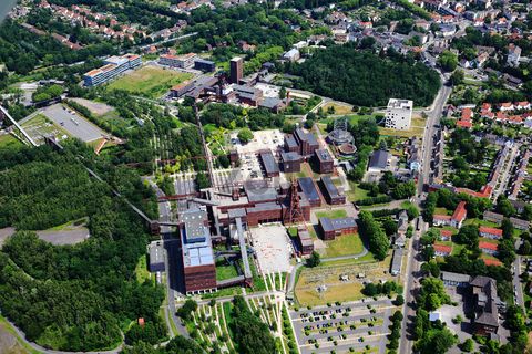 Die Zentralschachtanlage Zollverein XII wurde 1932 in Betrieb genommen und zählte bis zu ihrer Stilllegung 1986 zu den größten und leistungsstärksten Steinkohlenzechen weltweit. Das Meisterwerk der Bergbauarchitektur, geschaffen von den Visionären Fritz Schupp und Martin Kremmer, galt von Beginn an als „schönste Zeche der Welt“.

Die Gründungsschachtanlage 1/2/8 war von 1851 bis 1986 in Betrieb und beherbergte u. a. die Sozialräume der Bergleute. Sie wurde im Stil des Historismus errichtet und spiegelt die Hauptepoche des Steinkohlebergbaus im Ruhrgebiet wider.