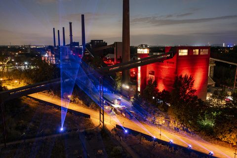 Für die erste Ausgabe des NEW NOW Festivals für Digitale Künste in Europa vom 27. August bis 3. Oktober 2021 wurde das UNESCO-Welterbe Zollverein erstmalig zum temporären Zentrum einer neuen Produktionskultur. Das Duo Kimchi and Chips entwickelte für das Festival die Außeninstallation 