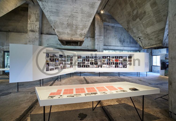 In den architektonisch beeindruckenden Ebenen der Mischanlage präsentiert die Ausstellung zeitgenössische Fotografien der Emscherregion. Die Aufnahmen aus den Jahren 2016 bis 2021 dokumentieren in 16 künstlerischen Positionen das soziale Leben, die Landschaft und die Architektur im nördlichen Ruhrgebiet.

Einer der aufregendsten Orte auf dem ganzen Gelände ist die Mischanlage der Kokerei Zollverein. Umgebaut 1999, ist ihre vielfältige Raumsituation besonders geeignet für Veranstaltungen. Früher gelangte die Kohle über Schrägbandbrücken zunächst zur Kopfstation direkt unter dem Dach der viergeschossigen Anlage. Hier wurde sie in Bunkern gelagert und zur Weiterverarbeitung vermengt. Im Erdgeschoss bietet das „café & restaurant die kokerei“ ein umfangreiches Angebot mediterraner und regionaler Küche. Das Gebäude kann heute im Rahmen von Führungen durch den Denkmalpfad Zollverein / Kokerei besichtigt werden und wird als Ausstellungs- und Veranstaltungshalle genutzt.