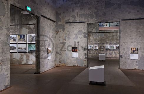 In den architektonisch beeindruckenden Ebenen der Mischanlage präsentiert die Ausstellung zeitgenössische Fotografien der Emscherregion. Die Aufnahmen aus den Jahren 2016 bis 2021 dokumentieren in 16 künstlerischen Positionen das soziale Leben, die Landschaft und die Architektur im nördlichen Ruhrgebiet.

Einer der aufregendsten Orte auf dem ganzen Gelände ist die Mischanlage der Kokerei Zollverein. Umgebaut 1999, ist ihre vielfältige Raumsituation besonders geeignet für Veranstaltungen. Früher gelangte die Kohle über Schrägbandbrücken zunächst zur Kopfstation direkt unter dem Dach der viergeschossigen Anlage. Hier wurde sie in Bunkern gelagert und zur Weiterverarbeitung vermengt. Im Erdgeschoss bietet das „café & restaurant die kokerei“ ein umfangreiches Angebot mediterraner und regionaler Küche. Das Gebäude kann heute im Rahmen von Führungen durch den Denkmalpfad Zollverein / Kokerei besichtigt werden und wird als Ausstellungs- und Veranstaltungshalle genutzt.