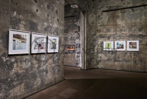 In den architektonisch beeindruckenden Ebenen der Mischanlage präsentiert die Ausstellung zeitgenössische Fotografien der Emscherregion. Die Aufnahmen aus den Jahren 2016 bis 2021 dokumentieren in 16 künstlerischen Positionen das soziale Leben, die Landschaft und die Architektur im nördlichen Ruhrgebiet.

Einer der aufregendsten Orte auf dem ganzen Gelände ist die Mischanlage der Kokerei Zollverein. Umgebaut 1999, ist ihre vielfältige Raumsituation besonders geeignet für Veranstaltungen. Früher gelangte die Kohle über Schrägbandbrücken zunächst zur Kopfstation direkt unter dem Dach der viergeschossigen Anlage. Hier wurde sie in Bunkern gelagert und zur Weiterverarbeitung vermengt. Im Erdgeschoss bietet das „café & restaurant die kokerei“ ein umfangreiches Angebot mediterraner und regionaler Küche. Das Gebäude kann heute im Rahmen von Führungen durch den Denkmalpfad Zollverein / Kokerei besichtigt werden und wird als Ausstellungs- und Veranstaltungshalle genutzt.