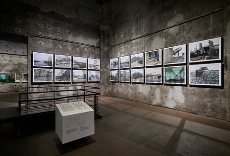 In den architektonisch beeindruckenden Ebenen der Mischanlage präsentiert die Ausstellung zeitgenössische Fotografien der Emscherregion. Die Aufnahmen aus den Jahren 2016 bis 2021 dokumentieren in 16 künstlerischen Positionen das soziale Leben, die Landschaft und die Architektur im nördlichen Ruhrgebiet.

Einer der aufregendsten Orte auf dem ganzen Gelände ist die Mischanlage der Kokerei Zollverein. Umgebaut 1999, ist ihre vielfältige Raumsituation besonders geeignet für Veranstaltungen. Früher gelangte die Kohle über Schrägbandbrücken zunächst zur Kopfstation direkt unter dem Dach der viergeschossigen Anlage. Hier wurde sie in Bunkern gelagert und zur Weiterverarbeitung vermengt. Im Erdgeschoss bietet das „café & restaurant die kokerei“ ein umfangreiches Angebot mediterraner und regionaler Küche. Das Gebäude kann heute im Rahmen von Führungen durch den Denkmalpfad Zollverein / Kokerei besichtigt werden und wird als Ausstellungs- und Veranstaltungshalle genutzt.