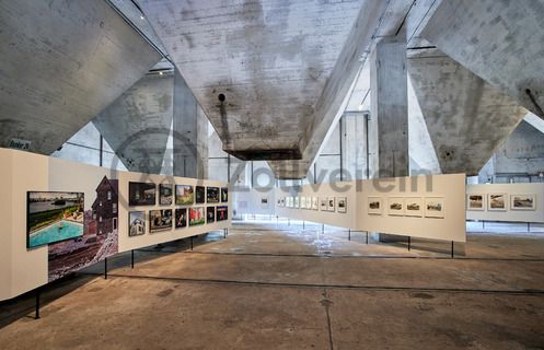 In den architektonisch beeindruckenden Ebenen der Mischanlage präsentiert die Ausstellung zeitgenössische Fotografien der Emscherregion. Die Aufnahmen aus den Jahren 2016 bis 2021 dokumentieren in 16 künstlerischen Positionen das soziale Leben, die Landschaft und die Architektur im nördlichen Ruhrgebiet.

Einer der aufregendsten Orte auf dem ganzen Gelände ist die Mischanlage der Kokerei Zollverein. Umgebaut 1999, ist ihre vielfältige Raumsituation besonders geeignet für Veranstaltungen. Früher gelangte die Kohle über Schrägbandbrücken zunächst zur Kopfstation direkt unter dem Dach der viergeschossigen Anlage. Hier wurde sie in Bunkern gelagert und zur Weiterverarbeitung vermengt. Im Erdgeschoss bietet das „café & restaurant die kokerei“ ein umfangreiches Angebot mediterraner und regionaler Küche. Das Gebäude kann heute im Rahmen von Führungen durch den Denkmalpfad Zollverein / Kokerei besichtigt werden und wird als Ausstellungs- und Veranstaltungshalle genutzt.