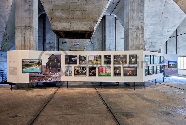 In den architektonisch beeindruckenden Ebenen der Mischanlage präsentiert die Ausstellung zeitgenössische Fotografien der Emscherregion. Die Aufnahmen aus den Jahren 2016 bis 2021 dokumentieren in 16 künstlerischen Positionen das soziale Leben, die Landschaft und die Architektur im nördlichen Ruhrgebiet.

Einer der aufregendsten Orte auf dem ganzen Gelände ist die Mischanlage der Kokerei Zollverein. Umgebaut 1999, ist ihre vielfältige Raumsituation besonders geeignet für Veranstaltungen. Früher gelangte die Kohle über Schrägbandbrücken zunächst zur Kopfstation direkt unter dem Dach der viergeschossigen Anlage. Hier wurde sie in Bunkern gelagert und zur Weiterverarbeitung vermengt. Im Erdgeschoss bietet das „café & restaurant die kokerei“ ein umfangreiches Angebot mediterraner und regionaler Küche. Das Gebäude kann heute im Rahmen von Führungen durch den Denkmalpfad Zollverein / Kokerei besichtigt werden und wird als Ausstellungs- und Veranstaltungshalle genutzt.