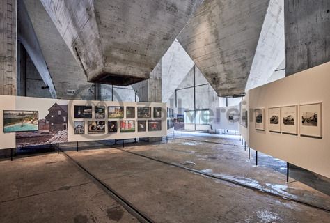 In den architektonisch beeindruckenden Ebenen der Mischanlage präsentiert die Ausstellung zeitgenössische Fotografien der Emscherregion. Die Aufnahmen aus den Jahren 2016 bis 2021 dokumentieren in 16 künstlerischen Positionen das soziale Leben, die Landschaft und die Architektur im nördlichen Ruhrgebiet.

Einer der aufregendsten Orte auf dem ganzen Gelände ist die Mischanlage der Kokerei Zollverein. Umgebaut 1999, ist ihre vielfältige Raumsituation besonders geeignet für Veranstaltungen. Früher gelangte die Kohle über Schrägbandbrücken zunächst zur Kopfstation direkt unter dem Dach der viergeschossigen Anlage. Hier wurde sie in Bunkern gelagert und zur Weiterverarbeitung vermengt. Im Erdgeschoss bietet das „café & restaurant die kokerei“ ein umfangreiches Angebot mediterraner und regionaler Küche. Das Gebäude kann heute im Rahmen von Führungen durch den Denkmalpfad Zollverein / Kokerei besichtigt werden und wird als Ausstellungs- und Veranstaltungshalle genutzt.