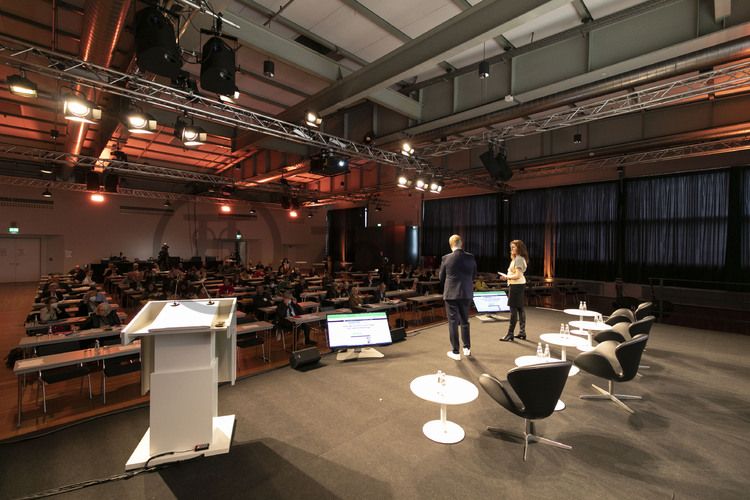 Am 14. und 15. Oktober 2021 richtete die Stiftung Zollverein in Zusammenarbeit mit der Deutschen UNESCO-Kommission den internationalen Kongress „Industrielles Welterbe. Chance und Verantwortung“ in Essen aus. Ziel der hybriden Veranstaltung war ein internationaler Diskurs über die Zukunftsperspektiven industriellen Welterbes.

Im Foyer und im großen Saal im Obergeschoss der ehemaligen Lesebandhalle finden heute Kongresse, Messen und Konzerte statt. Bis in die 1960er Jahre lasen hier Bergleute an fünf Lesebändern von Hand die großen Gesteinsstücke aus dem Rohkohlegemisch.