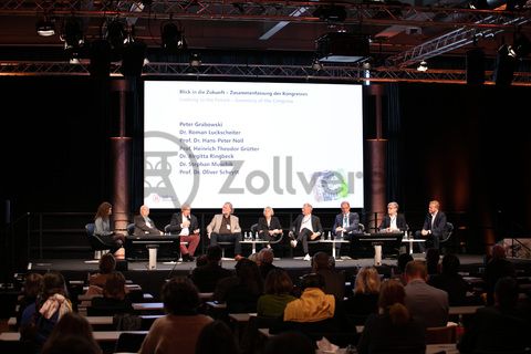 Am 14. und 15. Oktober 2021 richtete die Stiftung Zollverein in Zusammenarbeit mit der Deutschen UNESCO-Kommission den internationalen Kongress „Industrielles Welterbe. Chance und Verantwortung“ in Essen aus. Ziel der hybriden Veranstaltung war ein internationaler Diskurs über die Zukunftsperspektiven industriellen Welterbes.

Im Foyer und im großen Saal im Obergeschoss der ehemaligen Lesebandhalle finden heute Kongresse, Messen und Konzerte statt. Bis in die 1960er Jahre lasen hier Bergleute an fünf Lesebändern von Hand die großen Gesteinsstücke aus dem Rohkohlegemisch.