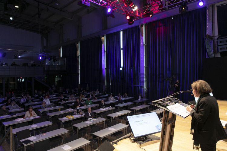 Am 14. und 15. Oktober 2021 richtete die Stiftung Zollverein in Zusammenarbeit mit der Deutschen UNESCO-Kommission den internationalen Kongress „Industrielles Welterbe. Chance und Verantwortung“ in Essen aus. Ziel der hybriden Veranstaltung war ein internationaler Diskurs über die Zukunftsperspektiven industriellen Welterbes.

Im ehemaligen Niederdruckkompressorenhaus komprimierten drei große, dampfbetriebene Niederdruckkompressoren den Dampf, der beispielsweise für die Abbauhämmer unter Tage gebraucht wurde. Seit 1996 befindet sich dort das Casino Zollverein mit Restaurant und Veranstaltungshalle.