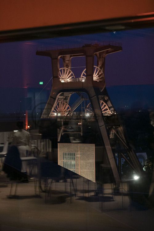 Am 14. und 15. Oktober 2021 richtete die Stiftung Zollverein in Zusammenarbeit mit der Deutschen UNESCO-Kommission den internationalen Kongress „Industrielles Welterbe. Chance und Verantwortung“ in Essen aus. Ziel der hybriden Veranstaltung war ein internationaler Diskurs über die Zukunftsperspektiven industriellen Welterbes.

Gelegen in 38 Metern Höhe auf dem Dach der ehemaligen Kohlenwäsche ermöglicht der nach drei Seiten verglaste Erich-Brost-Pavillon einen atemberaubenden Rundblick auf die Essener Skyline und das Welterbe Zollverein.