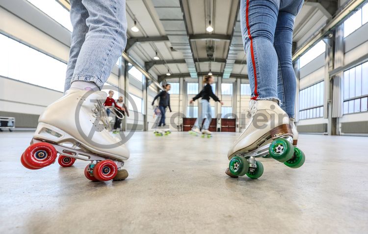 In der Wintersaison 2022/2023 gibt es in der Halle 5 eine Zollverein-Rollschuhbahn.

Die ehemalige Zentralwerkstatt, Halle 5, wird seit 1992 als Veranstaltungs-, Ausstellungs- und Konzerthalle genutzt.

Die Halle 5 kann für Veranstaltungen angemietet werden. Kontakt: Stiftung Zollverein, Tel +49 201 246 81-355, locations@zollverein.de.