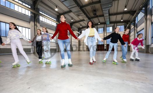 In der Wintersaison 2022/2023 gibt es in der Halle 5 eine Zollverein-Rollschuhbahn.

Die ehemalige Zentralwerkstatt, Halle 5, wird seit 1992 als Veranstaltungs-, Ausstellungs- und Konzerthalle genutzt.

Die Halle 5 kann für Veranstaltungen angemietet werden. Kontakt: Stiftung Zollverein, Tel +49 201 246 81-355, locations@zollverein.de.