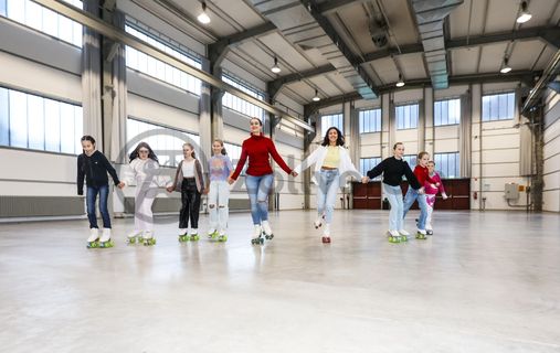 In der Wintersaison 2022/2023 gibt es in der Halle 5 eine Zollverein-Rollschuhbahn.

Die ehemalige Zentralwerkstatt, Halle 5, wird seit 1992 als Veranstaltungs-, Ausstellungs- und Konzerthalle genutzt.

Die Halle 5 kann für Veranstaltungen angemietet werden. Kontakt: Stiftung Zollverein, Tel +49 201 246 81-355, locations@zollverein.de.