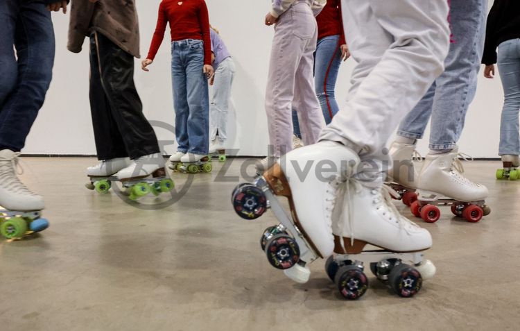 In der Wintersaison 2022/2023 gibt es in der Halle 5 eine Zollverein-Rollschuhbahn.

Die ehemalige Zentralwerkstatt, Halle 5, wird seit 1992 als Veranstaltungs-, Ausstellungs- und Konzerthalle genutzt.

Die Halle 5 kann für Veranstaltungen angemietet werden. Kontakt: Stiftung Zollverein, Tel +49 201 246 81-355, locations@zollverein.de.