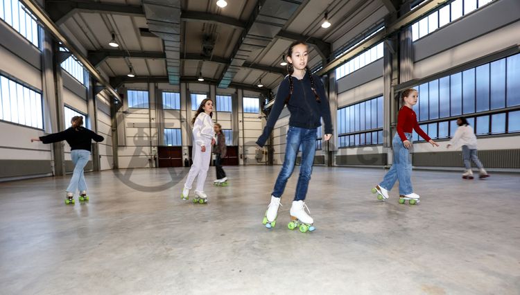 In der Wintersaison 2022/2023 gibt es in der Halle 5 eine Zollverein-Rollschuhbahn.

Die ehemalige Zentralwerkstatt, Halle 5, wird seit 1992 als Veranstaltungs-, Ausstellungs- und Konzerthalle genutzt.

Die Halle 5 kann für Veranstaltungen angemietet werden. Kontakt: Stiftung Zollverein, Tel +49 201 246 81-355, locations@zollverein.de.