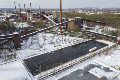 Die Kokerei Zollverein wurde von 1957 bis 1961 nach Plänen des Architekten Fritz Schupp gebaut, nach Erweiterungsarbeiten war sie ab 1973 die größte Zentralkokerei Europas. Täglich waren bis zu 1.000 Koker rund um die Uhr im Einsatz, bis zu 8.600 Tonnen Koks wurden pro Tag produziert. 1993 wurde die Kokerei stillgelegt, im Jahr 2000 in die Denkmalliste der Stadt Essen aufgenommen, seit 2001 gehört sie zum UNESCO-Welterbe. 2010 ist die Kokerei in den Besitz der Stiftung Zollverein übergegangen. Die „schwarze Seite“ der Kokerei, die den Bereich der Koksproduktion bezeichnet, kann bei einer Führung durch den Denkmalpfad ZOLLVEREIN besichtigt werden.

Die 600 Meter langen Koksofenbatterien mit 304 schmalen Koksöfen prägen das Gesicht der sogenannten „schwarzen Seite“ der Kokerei. Die Ofendecke, das Innere der Koksöfen, die Löschgleishalle und weitere Bereiche können Besucher im Rahmen einer Zollverein-Führung im entdecken.