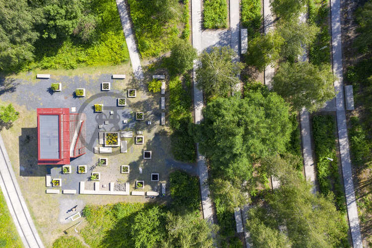 Rund um das historische Stellwerk I von Schacht XII ist ein von Kindern für Kinder gestaltetes Areal entstanden. Im Färbergarten Zollverein wachsen 24 verschiedene Pflanzen, aus deren Blüten, Blätter, Früchte, Wurzeln und Rinden Farben gewonnen werden können. Das Ruhr Museum nutzt den Garten für regelmäßige kinderpädagogische Angebote.