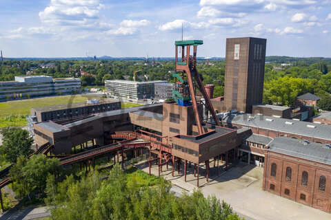 Die 1851 in Betrieb genommene Gründerschachtanlage 1/2/8 ist die älteste Schachtanlage der Zeche Zollverein. Die vorhandenen Ziegelmassivbauten stammen aus dem ersten Jahrzehnt des 20. Jahrhunderts, sämtliche Erweiterungsbauten nach 1932 wurden im architektonischen Stil der Schachtanlage Zollverein XII errichtet. Auf Schacht 1/2/8 befanden sich mit der Markenkontrolle, Kaue und Lampenstube auch die Sozialräume für die auf Schacht 1/2/8 und Schacht XII tätigen Bergleute. Nach der Stilllegung 1986 wurde die Schachtanlage 1/2/8 saniert und beherbergt heute Ateliers sowie die renommierte Kulturinstitution PACT Zollverein. 2000 wurde die Schachtanlage 1/2/8 in die Denkmalliste der Stadt Essen aufgenommen und gehört seit 2001 zum UNESCO-Welterbe.

Der Turm und das Einstrebenfördergerüst stehen auf den beiden ersten Zollverein-Schächten. 1904 und 1954 wurde die Schachtanlage modernisiert, auch die Förderanlagen wurden dabei erneuert.

Das Fördermaschinenhaus wurde 1903 erbaut und von 1956 bis 1958 erweitert. In dem Gebäude befand sich die Fördermaschine von Schacht 1/2/8. Heute gehört das Fördermaschinenhaus zum Denkmalpfad Zollverein.

Die Maschinenhalle mit Dampfturbine zur Erzeugung von Strom, Kompressor und Ventilator wurde 1903 erbaut. Mit der Fertigstellung von Schacht XII im Jahr 1932 wurden die Maschinen nicht mehr benötigt und ausgebaut, anschließend zog die Schreinerei ein. Heute ist das Gebäude im Eigentum des Künstlers Thomas Rother (geb. 1937), der es seit 1990 als Wohnhaus, Atelier und Ausstellungshalle – eine Art Verbindung aus Werkraum und Revier-Erinnerungsstätte – unter dem Namen Kunstschacht Zollverein nutzt.

Als ein wichtiger Dreh- und Angelpunkt für zeitgenössische Tanz- und Performancekunst ist PACT Zollverein (Performing Arts Choreographisches Zentrum NRW Tanzlandschaft Ruhr) Initiator, Motor und Bühne zugleich. Wo heute internationale Künstler auftreten, wuschen sich von 1906 bis 1986 täglich Tausende von Bergleuten nach der Schicht den Kohlenstaub ab. Im Jahr 2000 wurde das denkmalgeschützte Gebäude der ehemaligen Waschkaue von dem Architekten Christoph Mäckler saniert und für die Nutzung durch den neuen Eigentümer PACT Zollverein behutsam umgebaut.

Die Folkwang Universität der Künste ist die zentrale künstlerische Ausbildungsstätte für Musik, Theater, Tanz, Gestaltung und Wissenschaft im Ruhrgebiet. Seit 2017 ist der Fachbereich Gestaltung im Neubau (Quartier Nord) auf der Gründerschachtanlage Zollverein 1/2/8 angesiedelt. Rund 500 Studierende sowie 70 Lehrende, Mitarbeiterinnen und Mitarbeiter füllen das insgesamt fast 19.000 Quadratmeter große Haus mit Leben – und mit Kreativität.