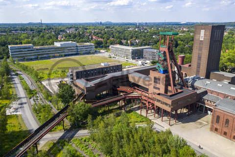 Die 1851 in Betrieb genommene Gründerschachtanlage 1/2/8 ist die älteste Schachtanlage der Zeche Zollverein. Die vorhandenen Ziegelmassivbauten stammen aus dem ersten Jahrzehnt des 20. Jahrhunderts, sämtliche Erweiterungsbauten nach 1932 wurden im architektonischen Stil der Schachtanlage Zollverein XII errichtet. Auf Schacht 1/2/8 befanden sich mit der Markenkontrolle, Kaue und Lampenstube auch die Sozialräume für die auf Schacht 1/2/8 und Schacht XII tätigen Bergleute. Nach der Stilllegung 1986 wurde die Schachtanlage 1/2/8 saniert und beherbergt heute Ateliers sowie die renommierte Kulturinstitution PACT Zollverein. 2000 wurde die Schachtanlage 1/2/8 in die Denkmalliste der Stadt Essen aufgenommen und gehört seit 2001 zum UNESCO-Welterbe.

Der Turm und das Einstrebenfördergerüst stehen auf den beiden ersten Zollverein-Schächten. 1904 und 1954 wurde die Schachtanlage modernisiert, auch die Förderanlagen wurden dabei erneuert.

Das Fördermaschinenhaus wurde 1903 erbaut und von 1956 bis 1958 erweitert. In dem Gebäude befand sich die Fördermaschine von Schacht 1/2/8. Heute gehört das Fördermaschinenhaus zum Denkmalpfad Zollverein.

Die Maschinenhalle mit Dampfturbine zur Erzeugung von Strom, Kompressor und Ventilator wurde 1903 erbaut. Mit der Fertigstellung von Schacht XII im Jahr 1932 wurden die Maschinen nicht mehr benötigt und ausgebaut, anschließend zog die Schreinerei ein. Heute ist das Gebäude im Eigentum des Künstlers Thomas Rother (geb. 1937), der es seit 1990 als Wohnhaus, Atelier und Ausstellungshalle – eine Art Verbindung aus Werkraum und Revier-Erinnerungsstätte – unter dem Namen Kunstschacht Zollverein nutzt.

Als ein wichtiger Dreh- und Angelpunkt für zeitgenössische Tanz- und Performancekunst ist PACT Zollverein (Performing Arts Choreographisches Zentrum NRW Tanzlandschaft Ruhr) Initiator, Motor und Bühne zugleich. Wo heute internationale Künstler auftreten, wuschen sich von 1906 bis 1986 täglich Tausende von Bergleuten nach der Schicht den Kohlenstaub ab. Im Jahr 2000 wurde das denkmalgeschützte Gebäude der ehemaligen Waschkaue von dem Architekten Christoph Mäckler saniert und für die Nutzung durch den neuen Eigentümer PACT Zollverein behutsam umgebaut.

Die Folkwang Universität der Künste ist die zentrale künstlerische Ausbildungsstätte für Musik, Theater, Tanz, Gestaltung und Wissenschaft im Ruhrgebiet. Seit 2017 ist der Fachbereich Gestaltung im Neubau (Quartier Nord) auf der Gründerschachtanlage Zollverein 1/2/8 angesiedelt. Rund 500 Studierende sowie 70 Lehrende, Mitarbeiterinnen und Mitarbeiter füllen das insgesamt fast 19.000 Quadratmeter große Haus mit Leben – und mit Kreativität.