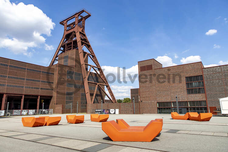 Als Werner-Müller-Platz wird der Platz vor der Kohlenwäsche auf Schacht XII bezeichnet. Im Sommer finden dort regelmäßig Open-Air-Veranstaltungen statt.

Das 55 Meter hohe Doppelbock-Fördergerüst ist das Wahrzeichen der Zeche Zollverein, der Stadt Essen und der gesamten Region: Die als Doppelstrebengerüst in Vollwandbauweise konstruierte Förderanlage ermöglichte eine doppelte Fördermechanik. Dadurch konnte die doppelte Menge an Förderwagen bzw. Fördergefäßen transportiert werden. Zollverein Schacht XII galt zu Betriebszeiten als die leistungsstärkste Zeche der Welt. 250 Stufen führen auf die oberste Plattform des Gerüstes, deren Seilscheiben sich auch heute noch manchmal drehen: Der Schacht wird von der RAG AG für die zentrale Wasserhaltung genutzt.