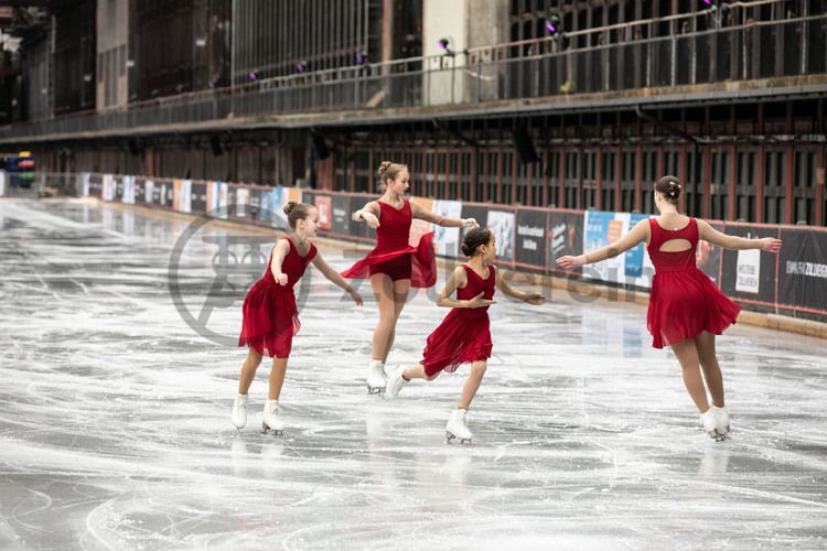 Im Winter verwandelt sich das große Wasserbecken am ehemaligen Druckmaschinengleis auf der Kokerei Zollverein in die 150 Meter lange Zollverein-Eisbahn, die zum Schlittschuhlaufen in faszinierender Atmosphäre einlädt. Die von Anfang Dezember bis Anfang Januar geöffnete Eisbahn lockt mehr als 30.000 Besucher an.

Allabendlich wird die Fläche mit der Installation „Monochromatic Red and Blue“ (1999) von Jonathan Speirs und Mark Major zu einem beeindruckenden Lichtkunstwerk. Seit Dezember 2014 gehört zur Eisbahn eine separate Fläche zum Eisstockschießen.

Das große Wasserbecken im Bereich des ehemaligen Druckmaschinengleises auf der Kokerei Zollverein ist im Sommer ein romantischer Blickfang und verwandelt sich im Winter in die 150 Meter lange Zollverein-Eisbahn.

Zollverein-Eisbahn, UNESCO-Welterbe Zollverein