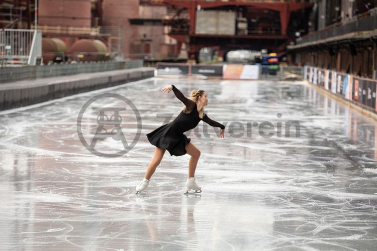 Im Winter verwandelt sich das große Wasserbecken am ehemaligen Druckmaschinengleis auf der Kokerei Zollverein in die 150 Meter lange Zollverein-Eisbahn, die zum Schlittschuhlaufen in faszinierender Atmosphäre einlädt. Die von Anfang Dezember bis Anfang Januar geöffnete Eisbahn lockt mehr als 30.000 Besucher an.

Allabendlich wird die Fläche mit der Installation „Monochromatic Red and Blue“ (1999) von Jonathan Speirs und Mark Major zu einem beeindruckenden Lichtkunstwerk. Seit Dezember 2014 gehört zur Eisbahn eine separate Fläche zum Eisstockschießen.

Das große Wasserbecken im Bereich des ehemaligen Druckmaschinengleises auf der Kokerei Zollverein ist im Sommer ein romantischer Blickfang und verwandelt sich im Winter in die 150 Meter lange Zollverein-Eisbahn.

Zollverein-Eisbahn, UNESCO-Welterbe Zollverein