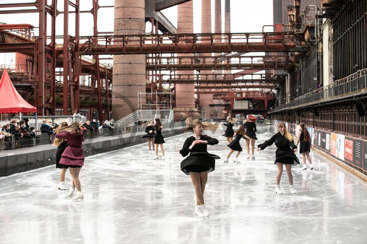 Im Winter verwandelt sich das große Wasserbecken am ehemaligen Druckmaschinengleis auf der Kokerei Zollverein in die 150 Meter lange Zollverein-Eisbahn, die zum Schlittschuhlaufen in faszinierender Atmosphäre einlädt. Die von Anfang Dezember bis Anfang Januar geöffnete Eisbahn lockt mehr als 30.000 Besucher an.

Allabendlich wird die Fläche mit der Installation „Monochromatic Red and Blue“ (1999) von Jonathan Speirs und Mark Major zu einem beeindruckenden Lichtkunstwerk. Seit Dezember 2014 gehört zur Eisbahn eine separate Fläche zum Eisstockschießen.

Das große Wasserbecken im Bereich des ehemaligen Druckmaschinengleises auf der Kokerei Zollverein ist im Sommer ein romantischer Blickfang und verwandelt sich im Winter in die 150 Meter lange Zollverein-Eisbahn.

Zollverein-Eisbahn, UNESCO-Welterbe Zollverein