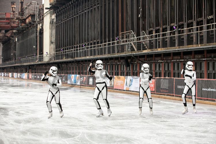 Im Winter verwandelt sich das große Wasserbecken am ehemaligen Druckmaschinengleis auf der Kokerei Zollverein in die 150 Meter lange Zollverein-Eisbahn, die zum Schlittschuhlaufen in faszinierender Atmosphäre einlädt. Die von Anfang Dezember bis Anfang Januar geöffnete Eisbahn lockt mehr als 30.000 Besucher an.

Allabendlich wird die Fläche mit der Installation „Monochromatic Red and Blue“ (1999) von Jonathan Speirs und Mark Major zu einem beeindruckenden Lichtkunstwerk. Seit Dezember 2014 gehört zur Eisbahn eine separate Fläche zum Eisstockschießen.

Das große Wasserbecken im Bereich des ehemaligen Druckmaschinengleises auf der Kokerei Zollverein ist im Sommer ein romantischer Blickfang und verwandelt sich im Winter in die 150 Meter lange Zollverein-Eisbahn.

Zollverein-Eisbahn, UNESCO-Welterbe Zollverein