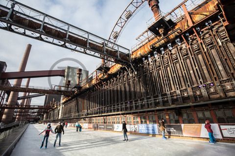 Im Winter verwandelt sich das große Wasserbecken am ehemaligen Druckmaschinengleis auf der Kokerei Zollverein in die 150 Meter lange Zollverein-Eisbahn, die zum Schlittschuhlaufen in faszinierender Atmosphäre einlädt. Die von Anfang Dezember bis Anfang Januar geöffnete Eisbahn lockt mehr als 30.000 Besucher an.

Allabendlich wird die Fläche mit der Installation „Monochromatic Red and Blue“ (1999) von Jonathan Speirs und Mark Major zu einem beeindruckenden Lichtkunstwerk. Seit Dezember 2014 gehört zur Eisbahn eine separate Fläche zum Eisstockschießen.

Das große Wasserbecken im Bereich des ehemaligen Druckmaschinengleises auf der Kokerei Zollverein ist im Sommer ein romantischer Blickfang und verwandelt sich im Winter in die 150 Meter lange Zollverein-Eisbahn.

Zollverein-Eisbahn, UNESCO-Welterbe Zollverein